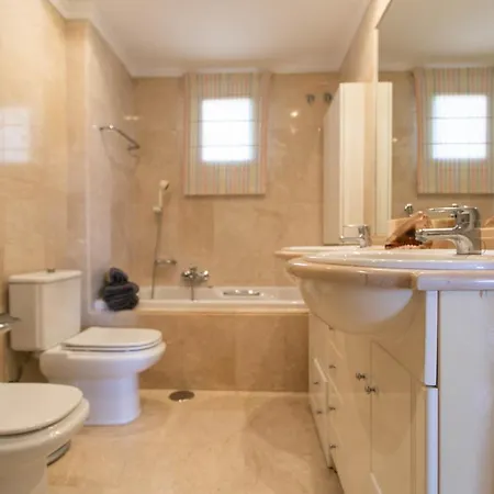 Appartement 4 Bedroom Close By In