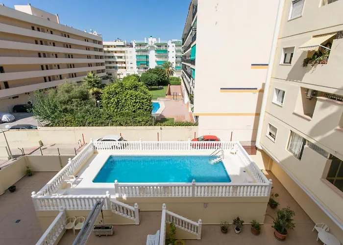 4 Bedroom Close By In דירה *