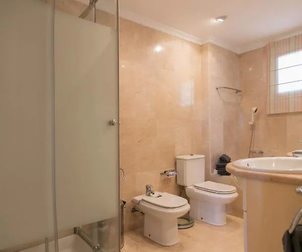 4 Bedroom Close By In דירה