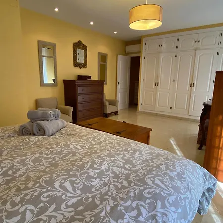 4 Bedroom Close By In Lägenhet