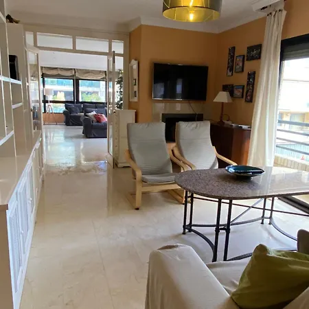 4 Bedroom Close By In Lägenhet