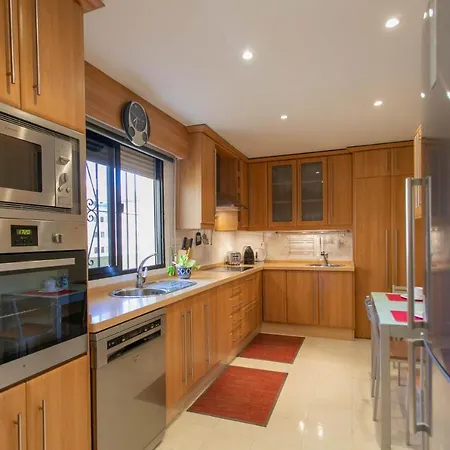 4 Bedroom Close By In *