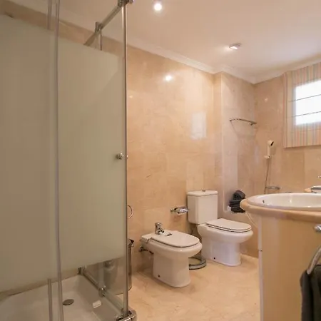 4 Bedroom Close By In Lägenhet