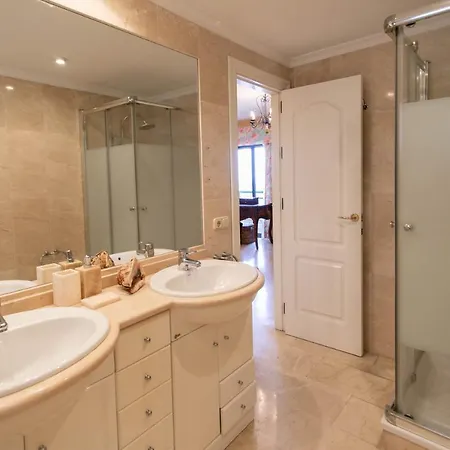 4 Bedroom Close By In Apartment