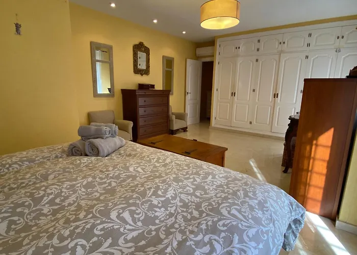 4 Bedroom Close By In Lägenhet