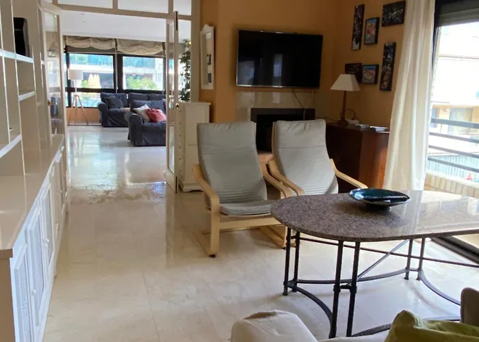 4 Bedroom Close By In Lägenhet