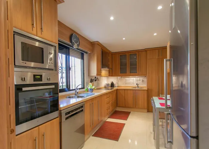 4 Bedroom Close By In *