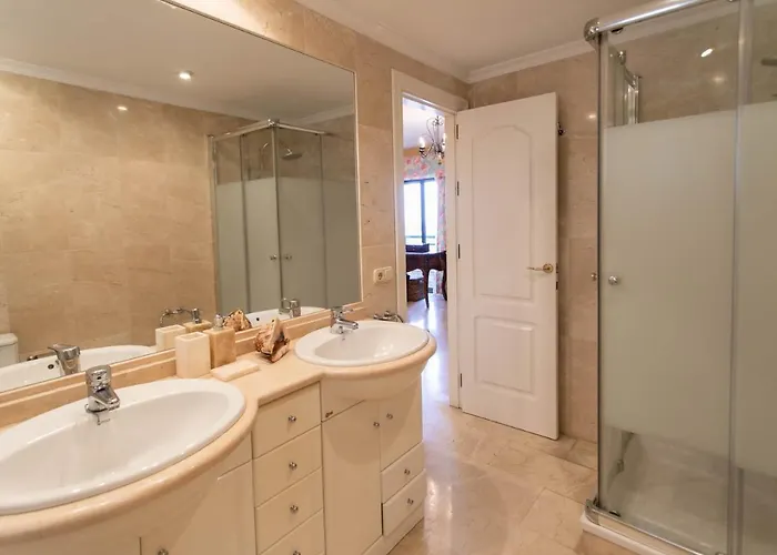 4 Bedroom Close By In Apartment