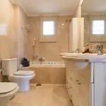 Appartamento 4 Bedroom Close By In